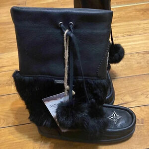 Manitobah mukluks black leather brand new *